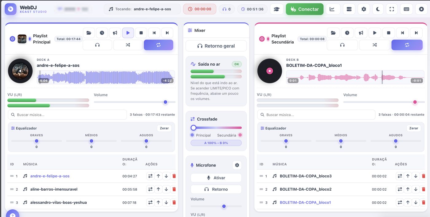 WebDJ do xCAST tocando ao vivo: dois decks com waveform, mixer e microfone